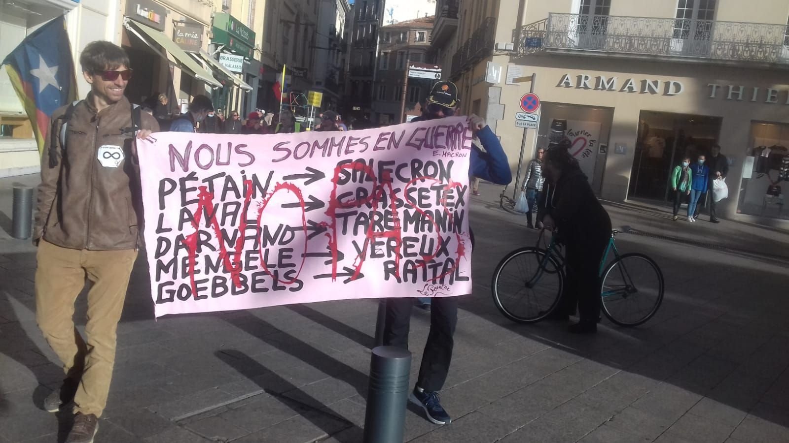 Banderoles anti pass sanitaire/vaccinal en manifs